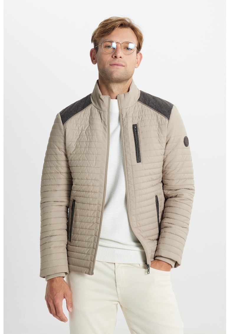 Jacheta matlasata cu buzunare cu fermoar