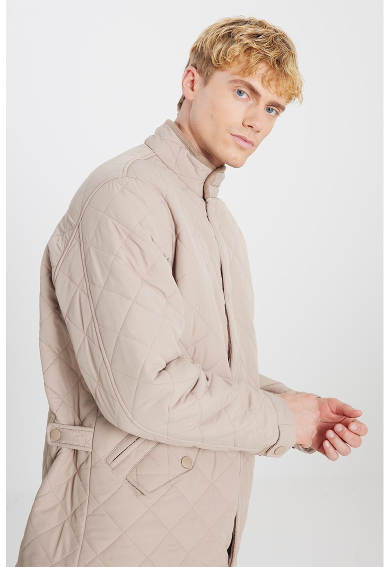 Jacheta cu buzunare cu clapa si capse