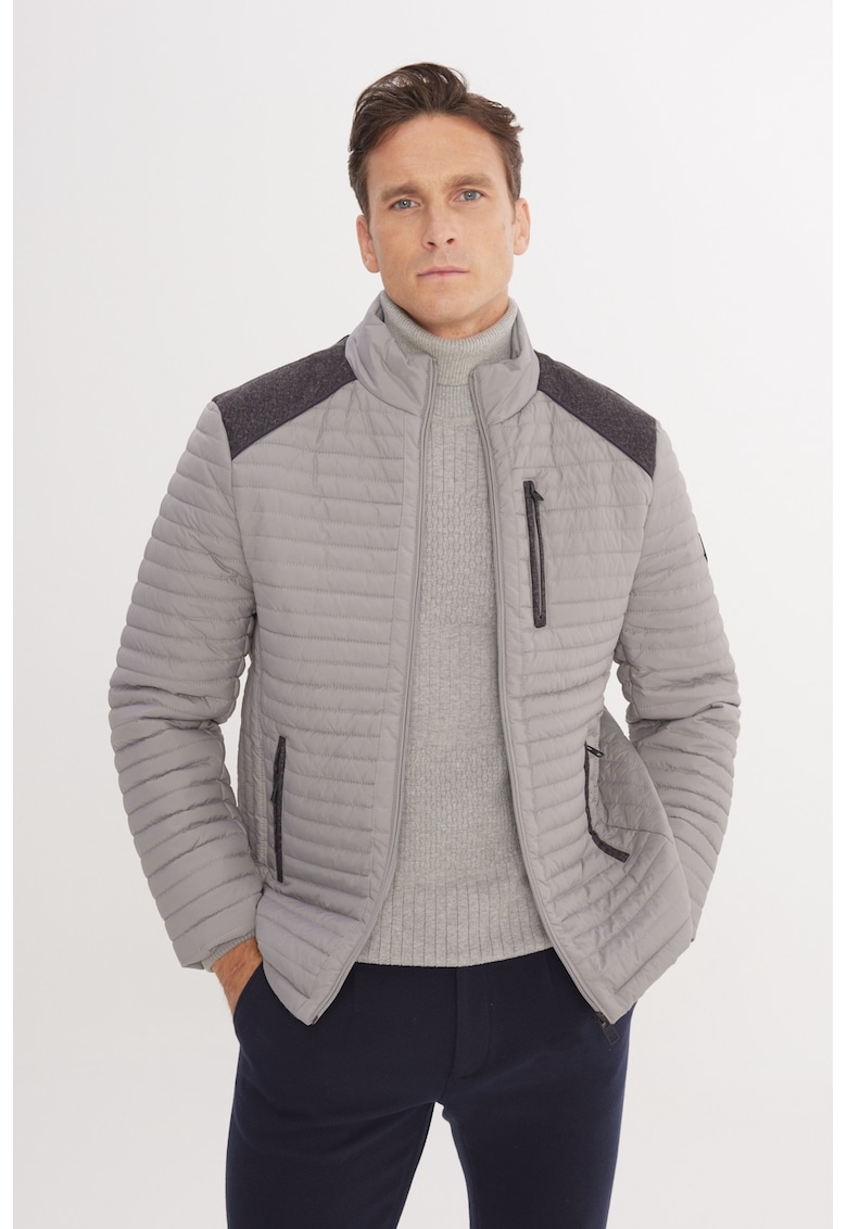 Jacheta matlasata cu buzunare cu fermoar