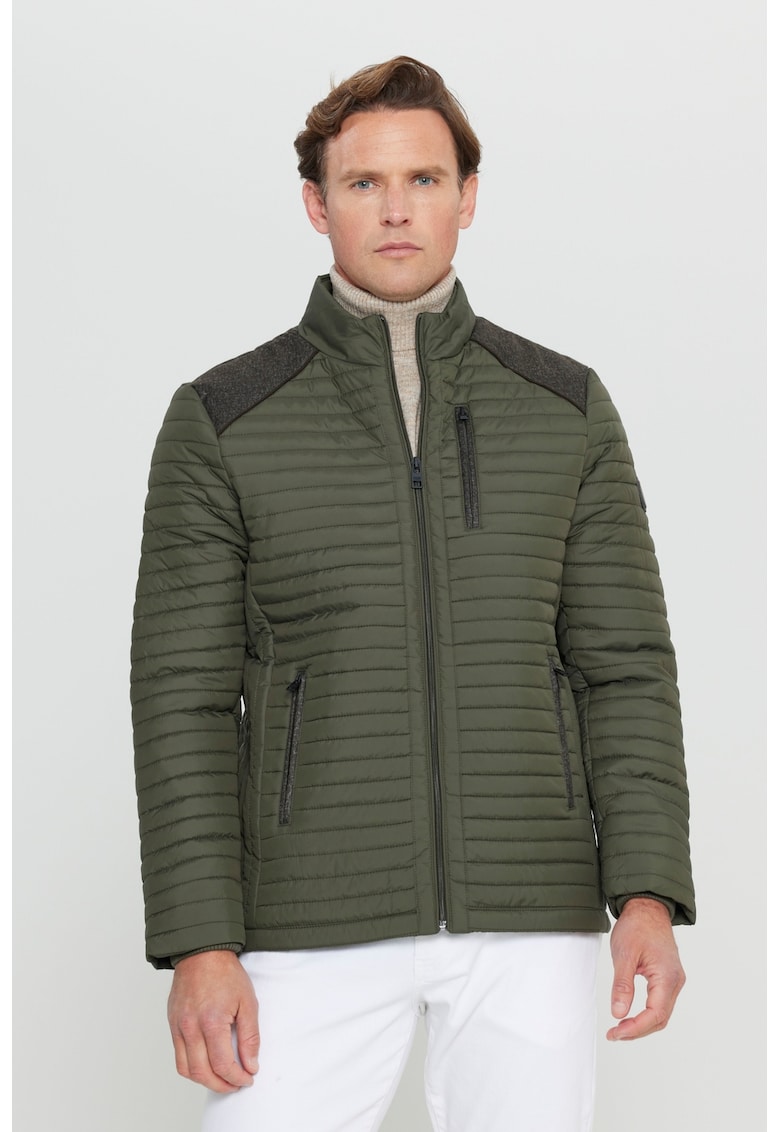 Jacheta matlasata cu buzunare cu fermoar