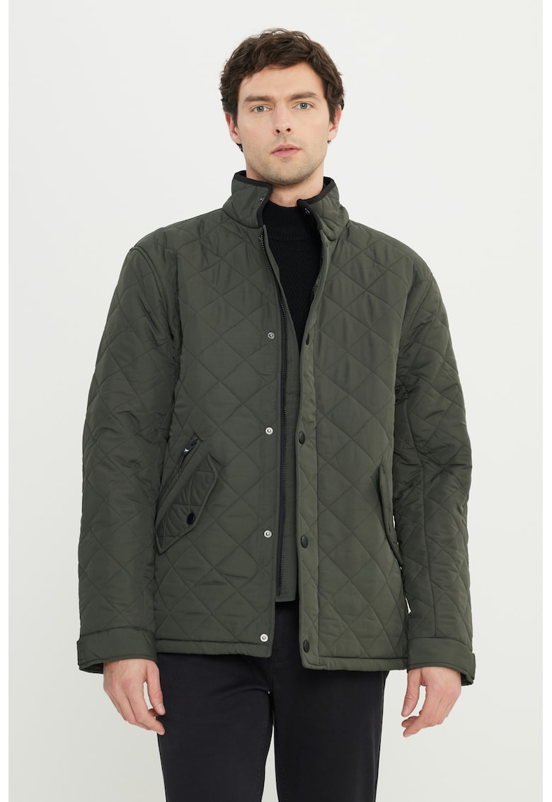 Jacheta cu buzunare cu clapa si capse