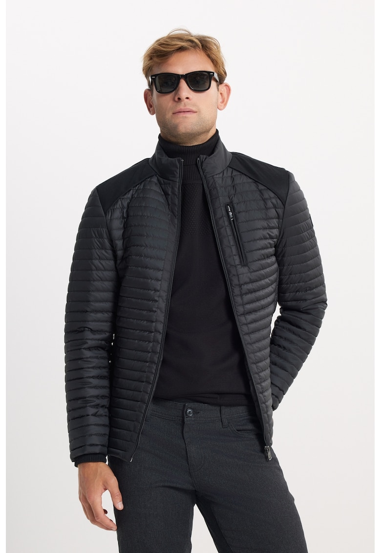 Jacheta matlasata cu buzunare cu fermoar