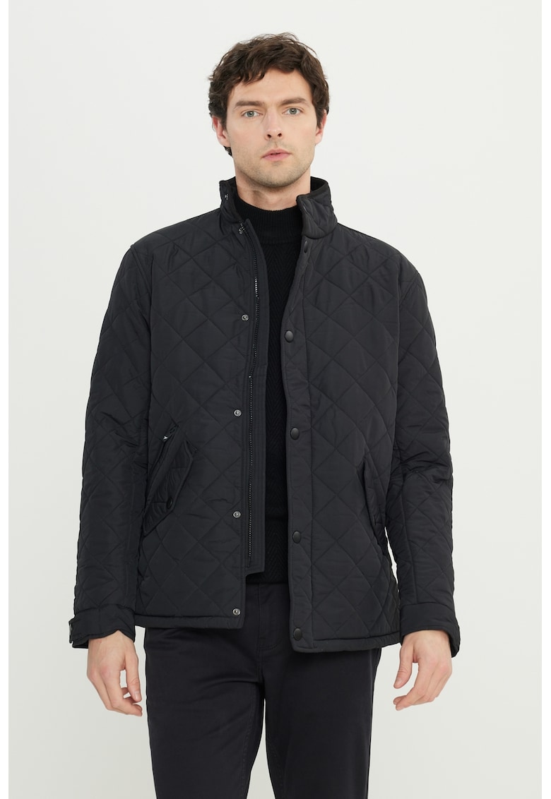 Jacheta cu buzunare cu clapa si capse