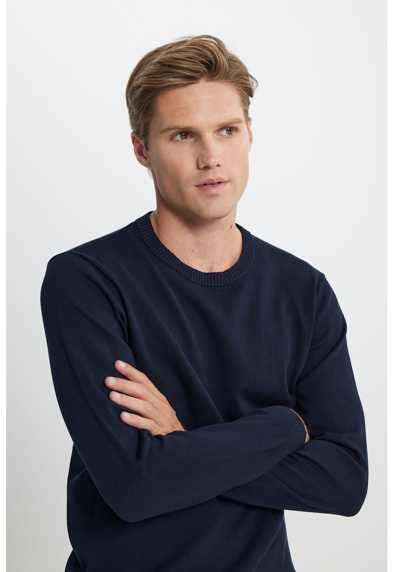 Pulover slim-fit cu decolteu la baza gatului