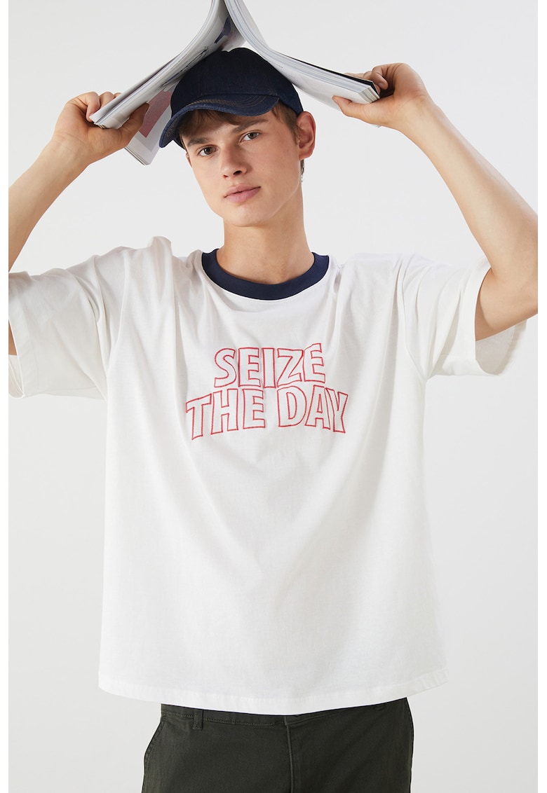 Tricou cu decolteu la baza gatului si text brodat