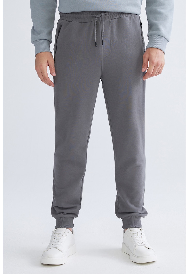 Pantaloni de trening cu croiala conica si snur de ajustare