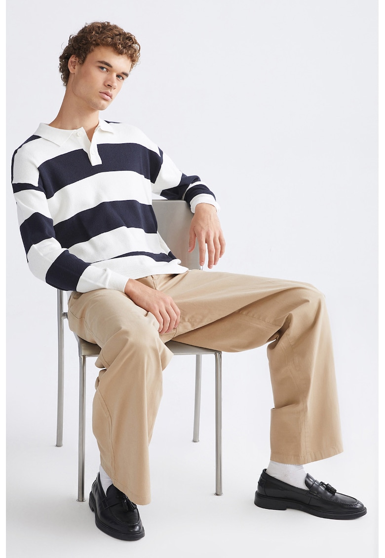 Pulover cu model in dungi si guler ascutit