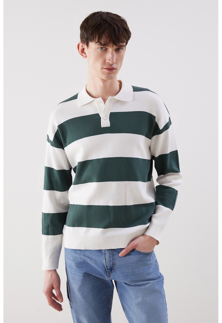 Pulover cu model in dungi si guler ascutit