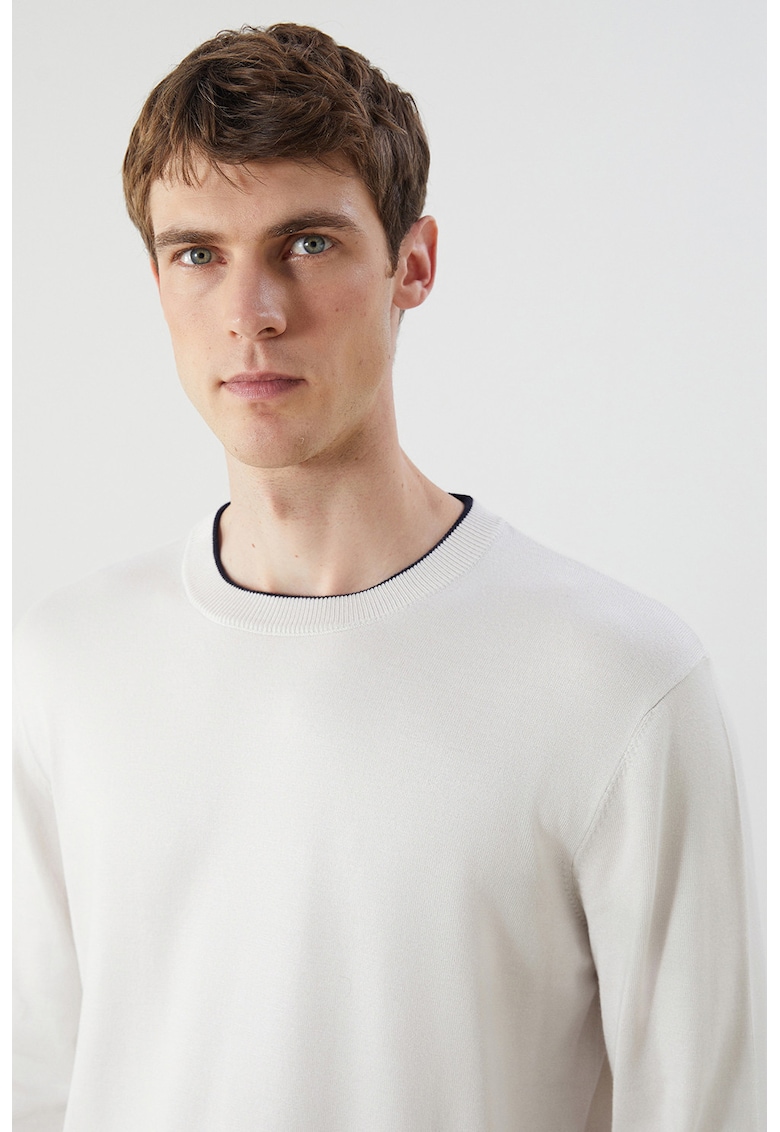 Pulover tricotat fin cu model uni