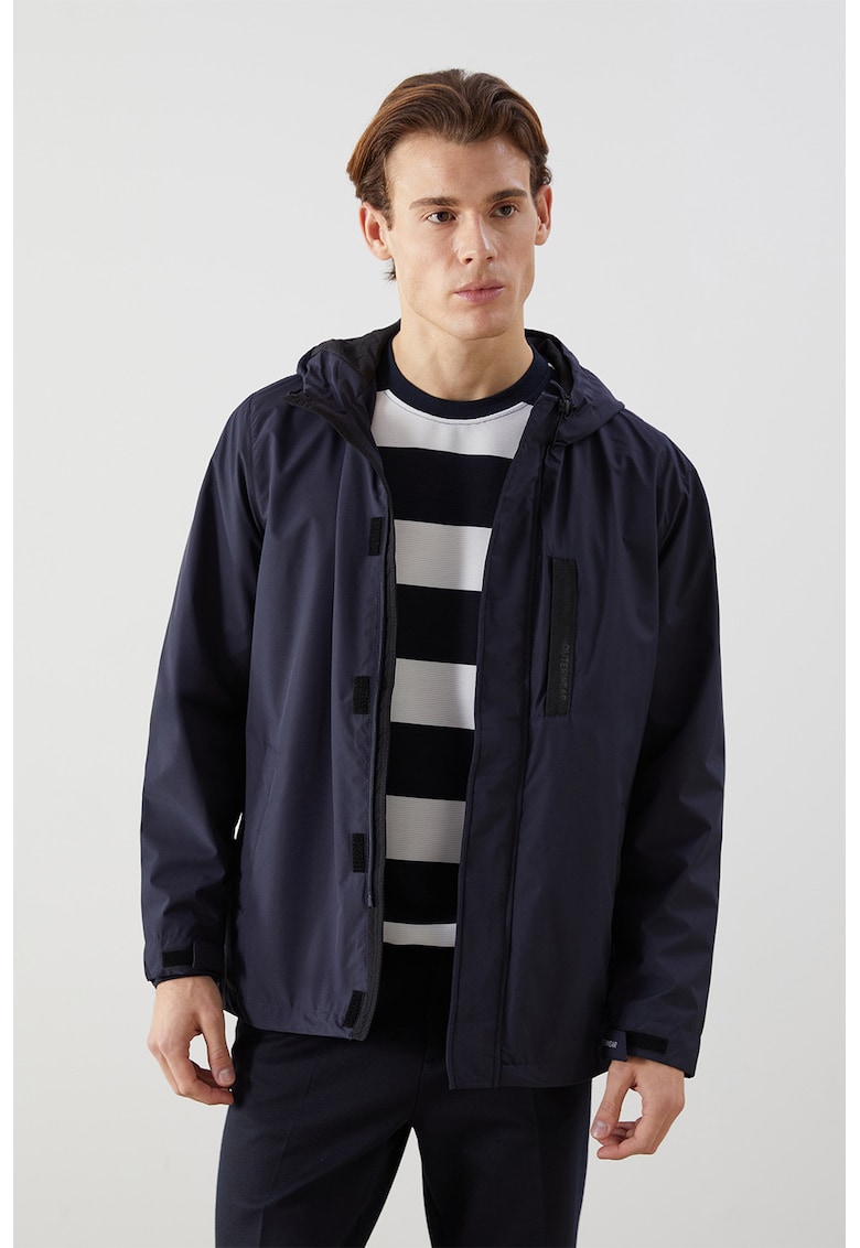 Jacheta cu gluga si buzunar pe piept