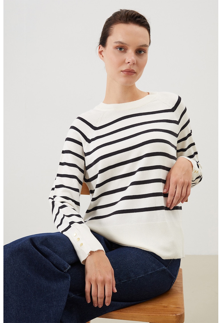 Pulover cu dungi si mansete cu nasturi