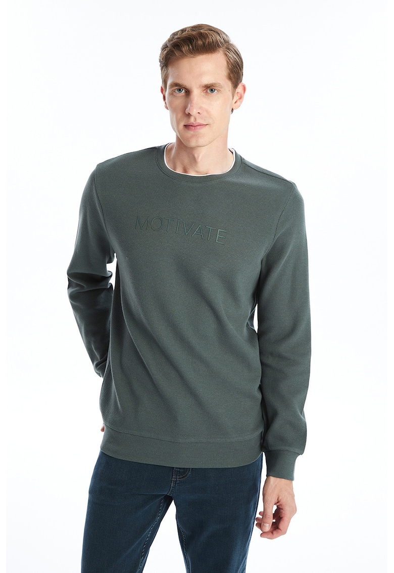 Pulover cu decolteu la baza gatului si text