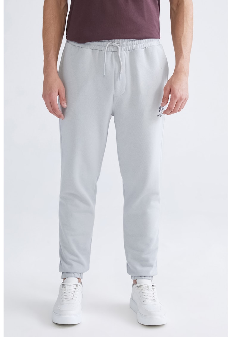 Pantaloni de trening cu talie medie si buzunare laterale