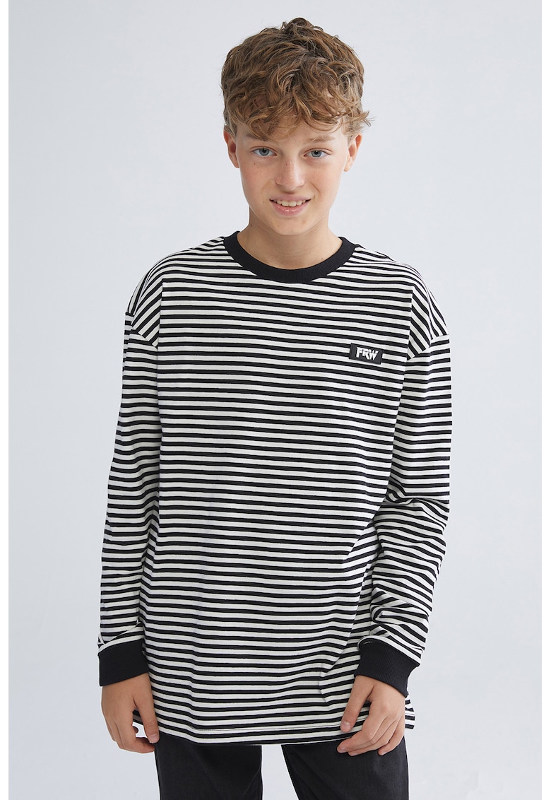 Bluza cu decolteu la baza gatului si model in dungi