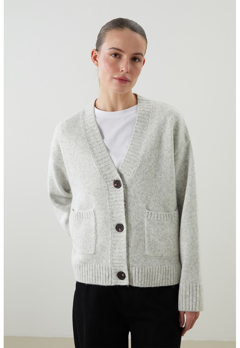 Cardigan lejer cu decolteu in V si nasturi