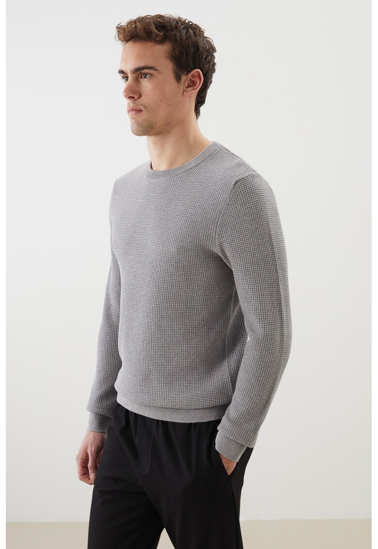 Pulover regular fit cu decolteu la baza gatului