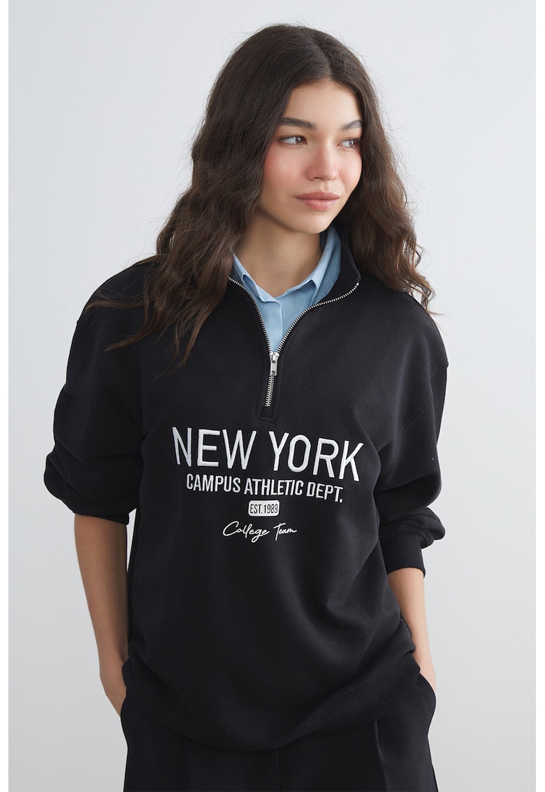 Bluza de trening cu fermoar scurt si imprimeu