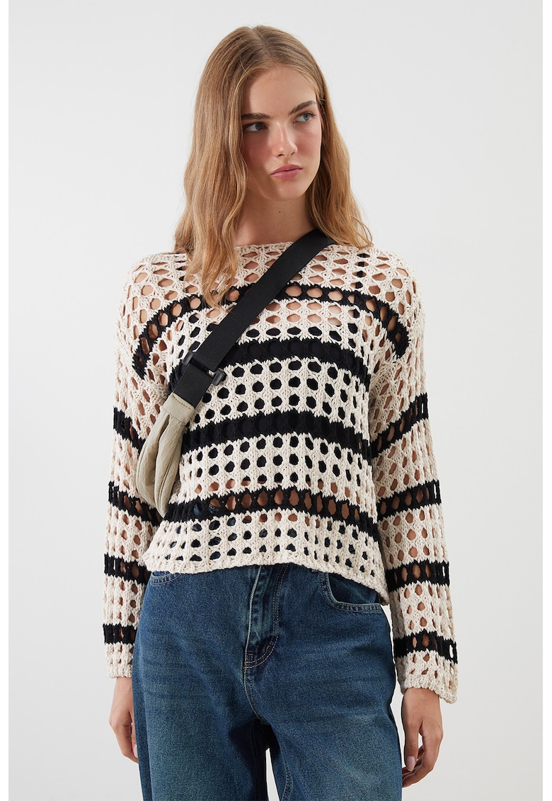 Pulover cu model cu perforatii si model in dungi