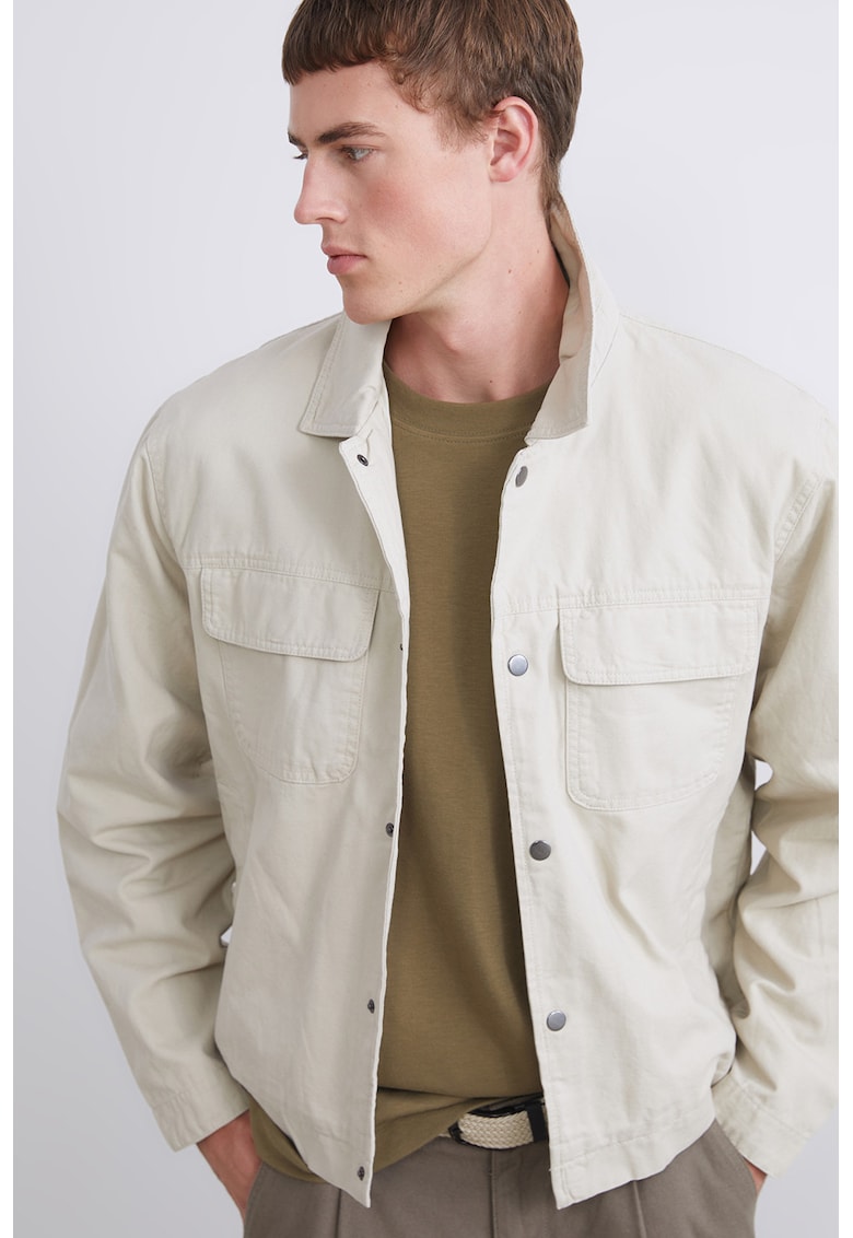 Jacheta cu buzunare cu clapa pe piept si capse