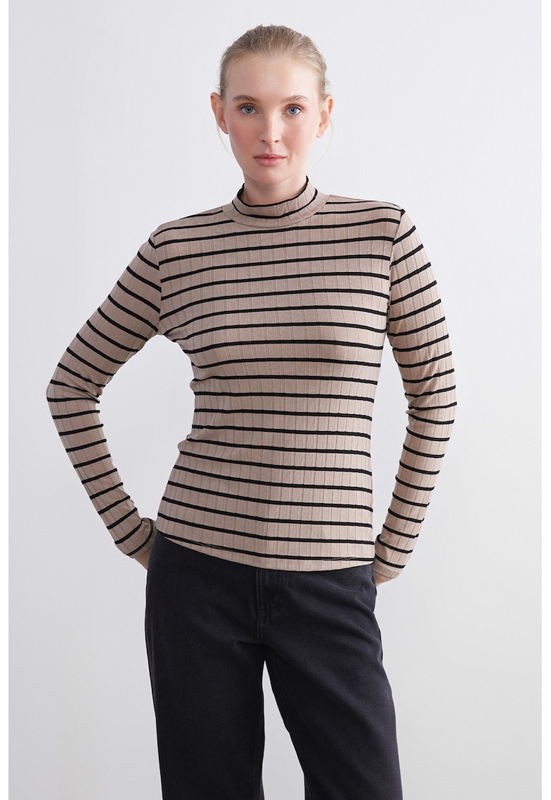 Pulover cu dungi si guler scurt
