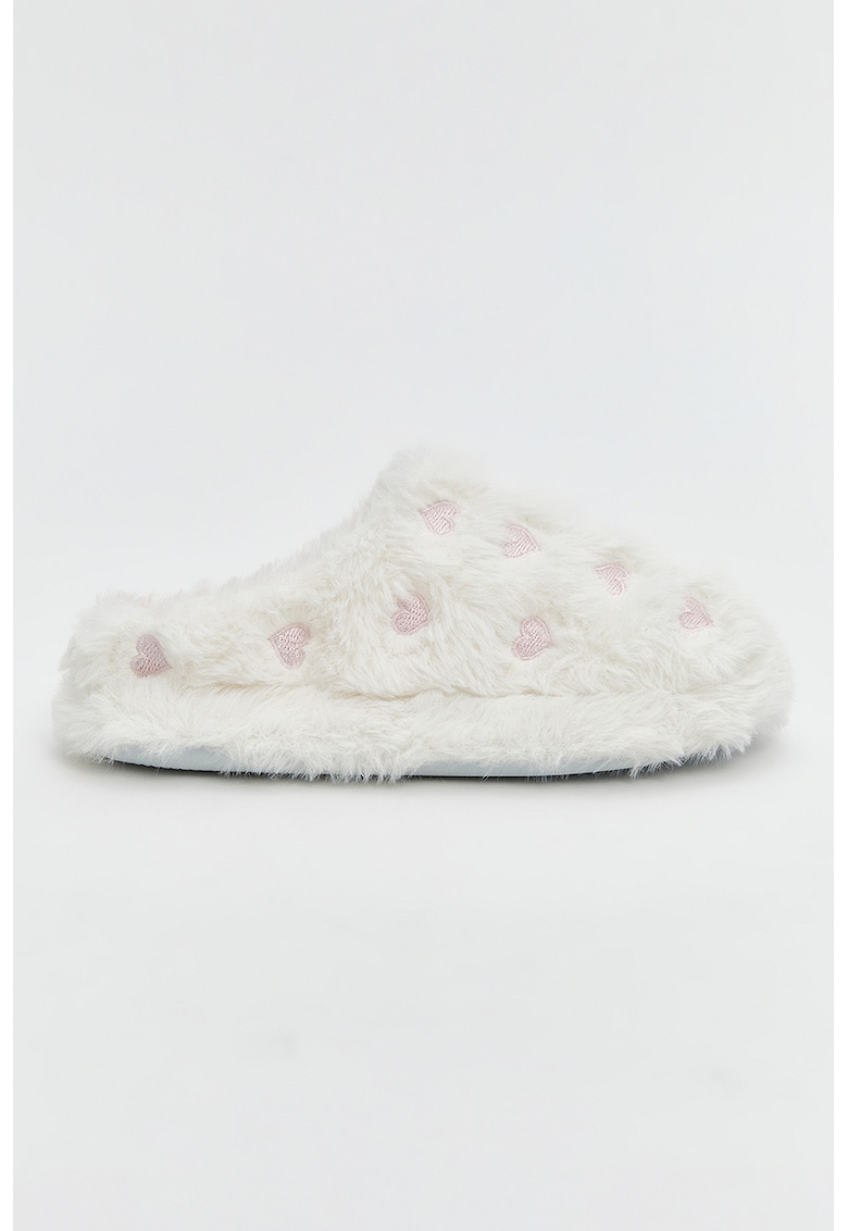 Papuci de casa pufosi cu model cu inimi