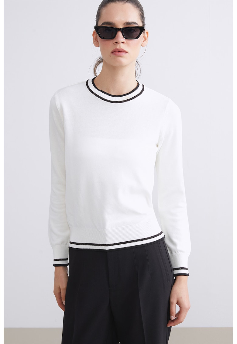 Pulover cu decolteu la baza gatului si garnituri contrastante