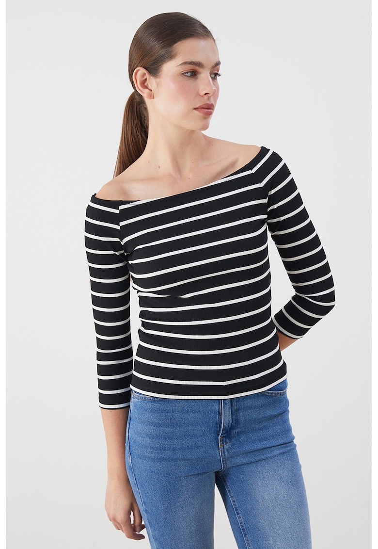 Bluza cambrata cu decolteu pe umeri