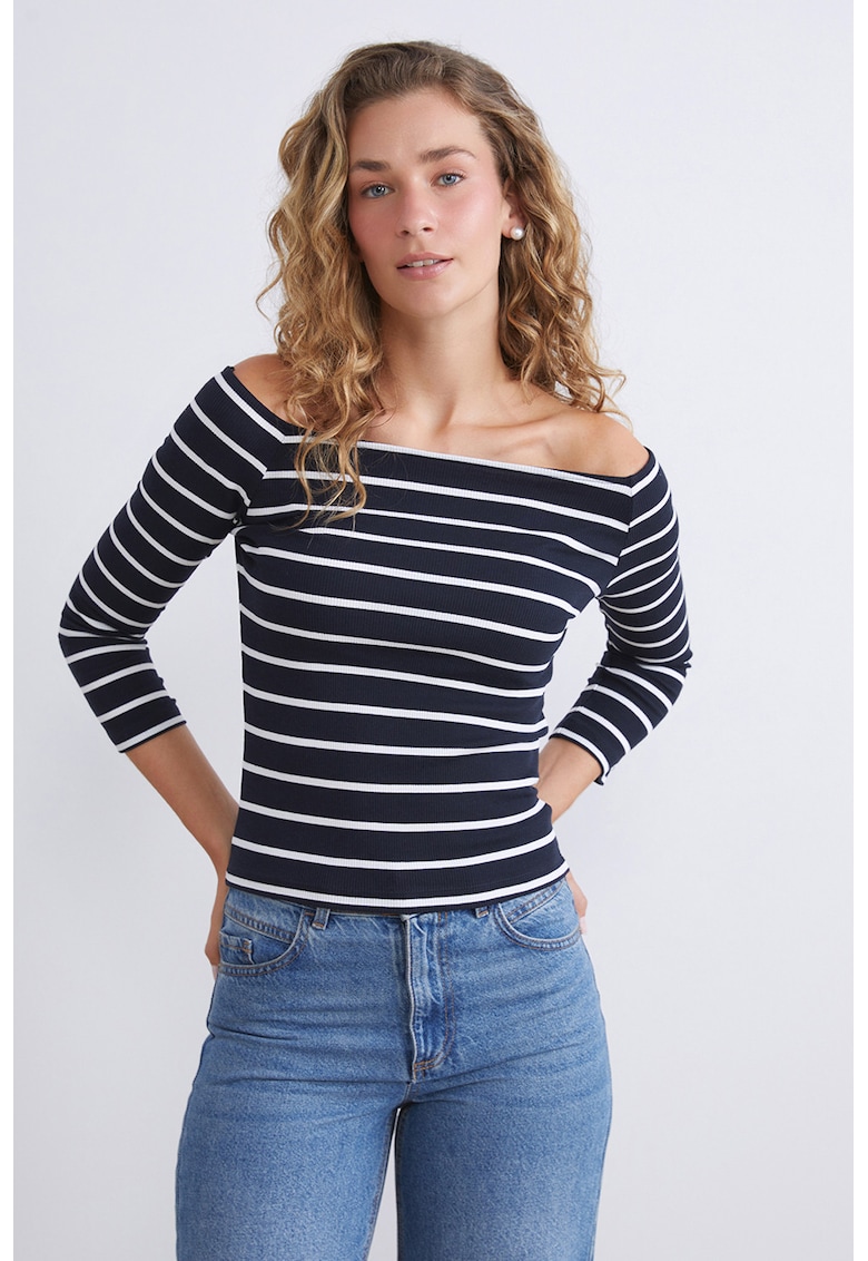 Bluza cambrata cu decolteu pe umeri