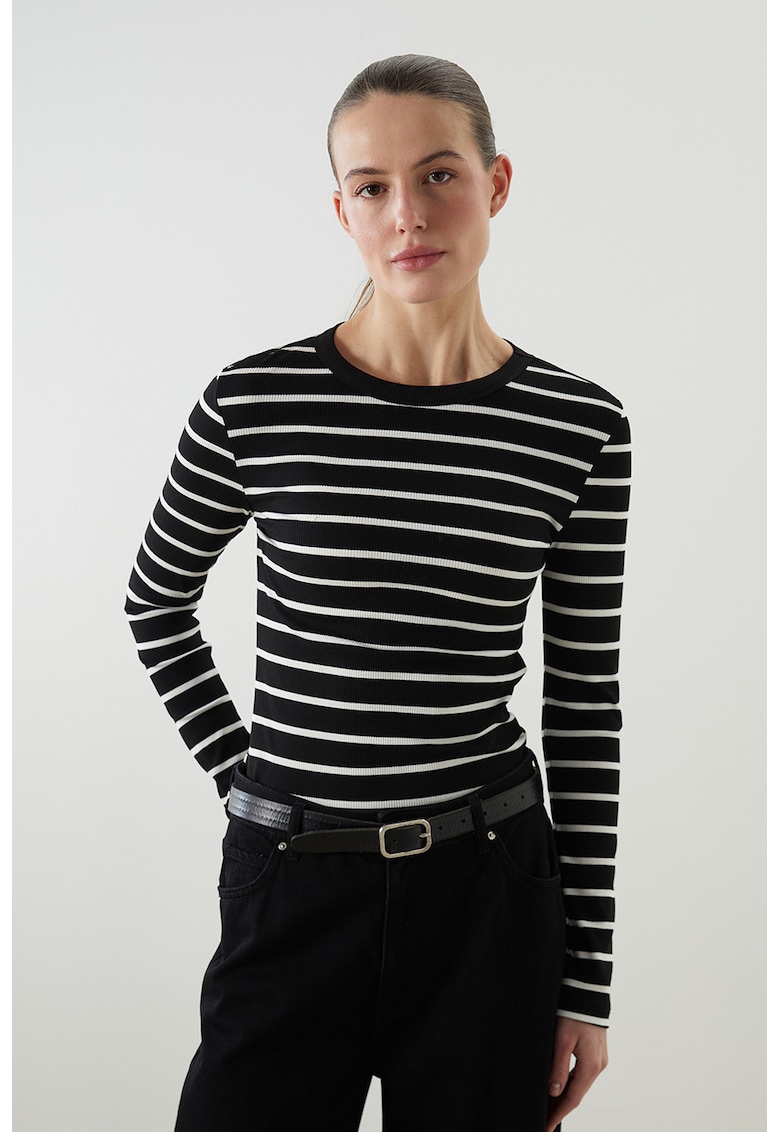 Pulover cu dungi si decolteu rotund