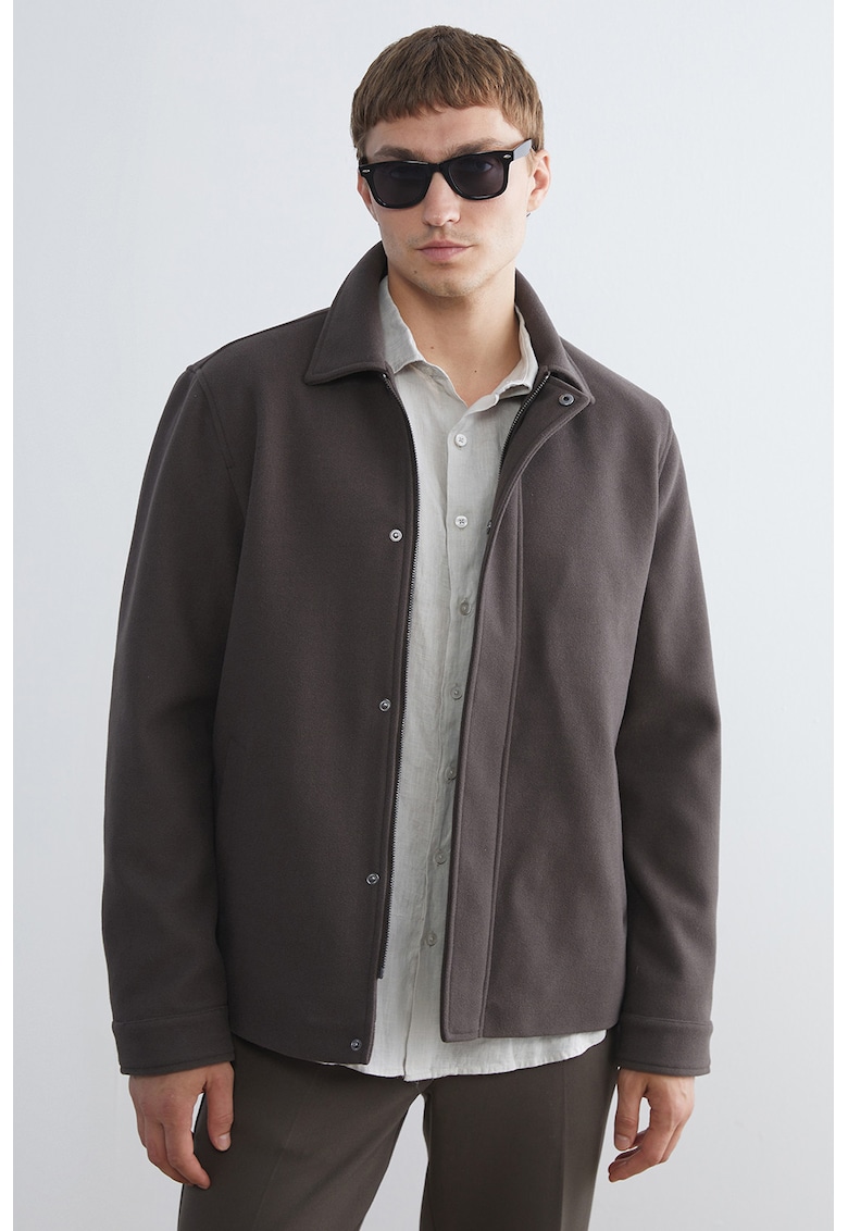 Jacheta lejera cu guler clasic