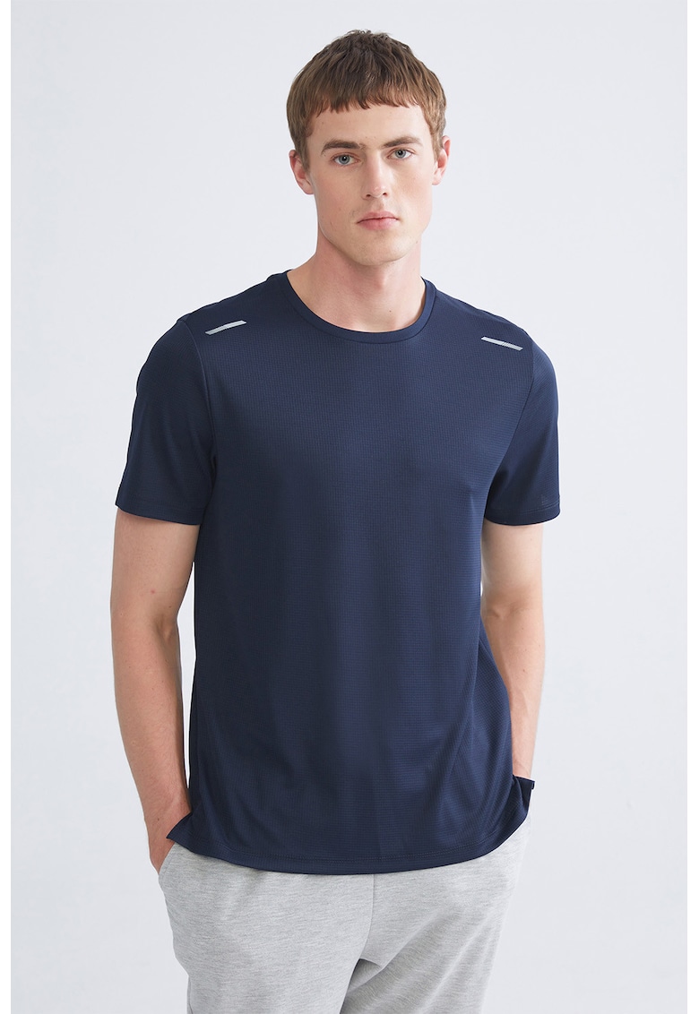 Tricou cu decolteu la baza gatului