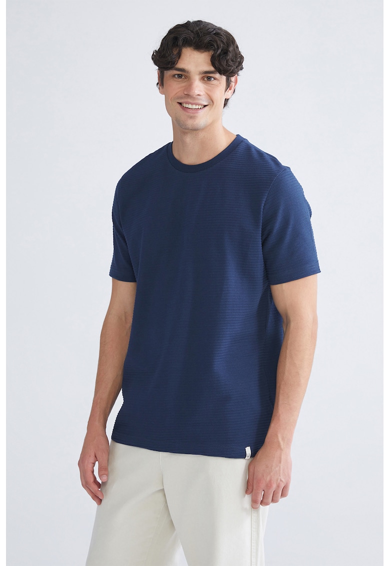 Tricou regular fit cu decolteu la baza gatului