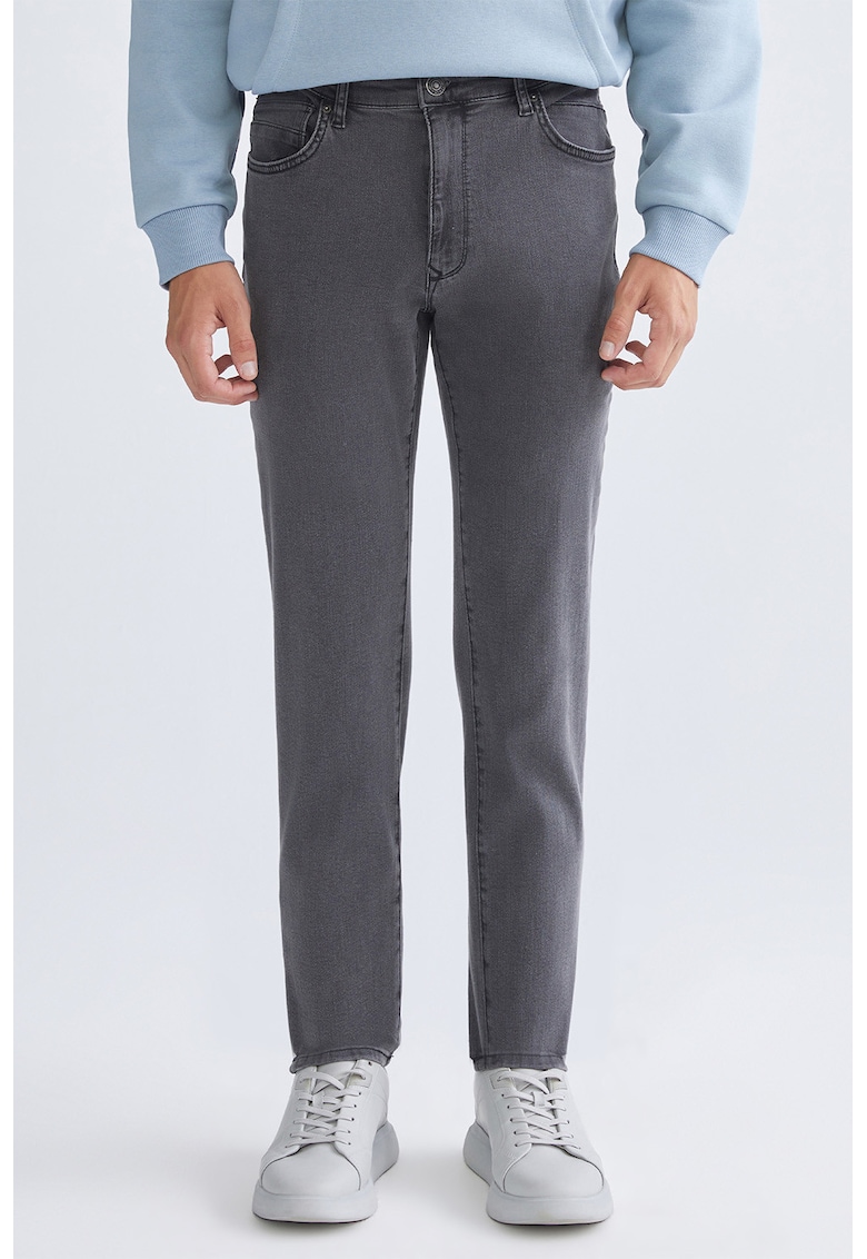 Blugi cu croiala dreapta si buzunare aplicate