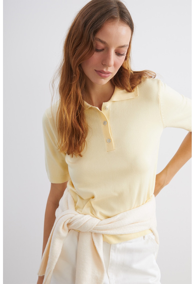 Pulover cu maneci scurte si fenta cu nasturi