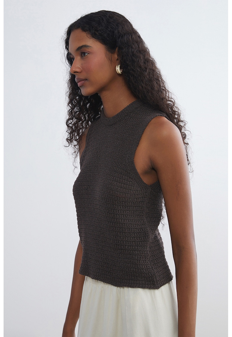 Top din tricot cu decolteu la baza gatului Top din tricot cu decolteu la baza gatului