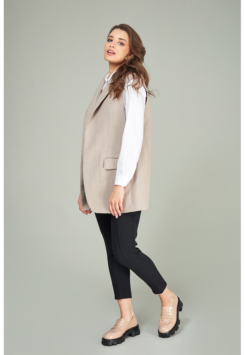 Vesta cu revere decupate