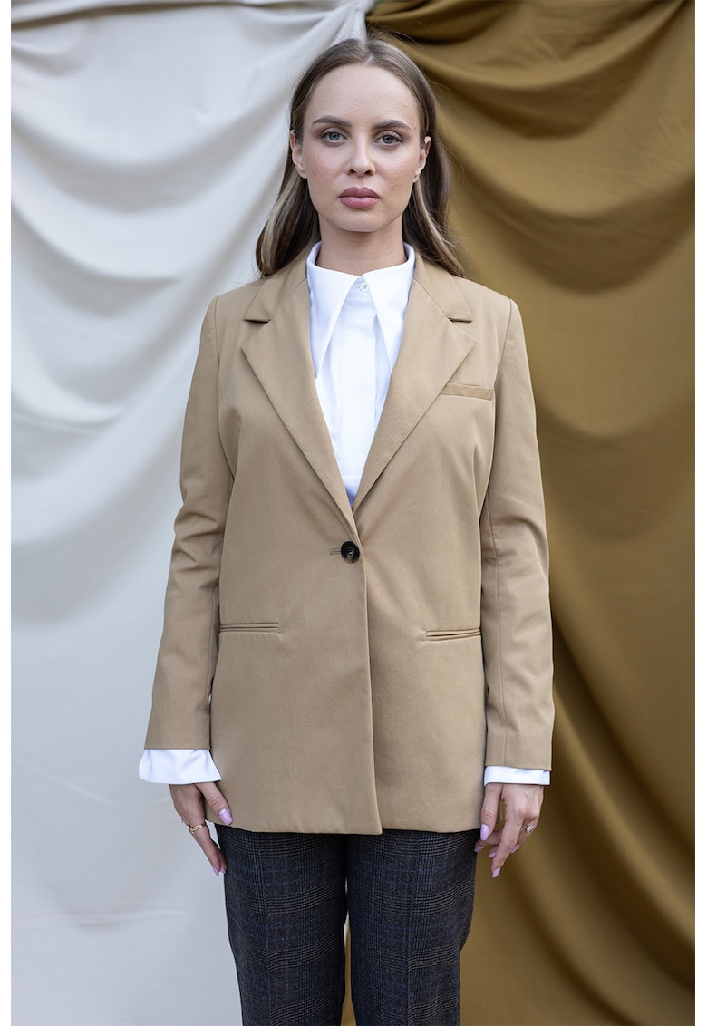 Sacou cu nasturi decorativi pe partea din spate