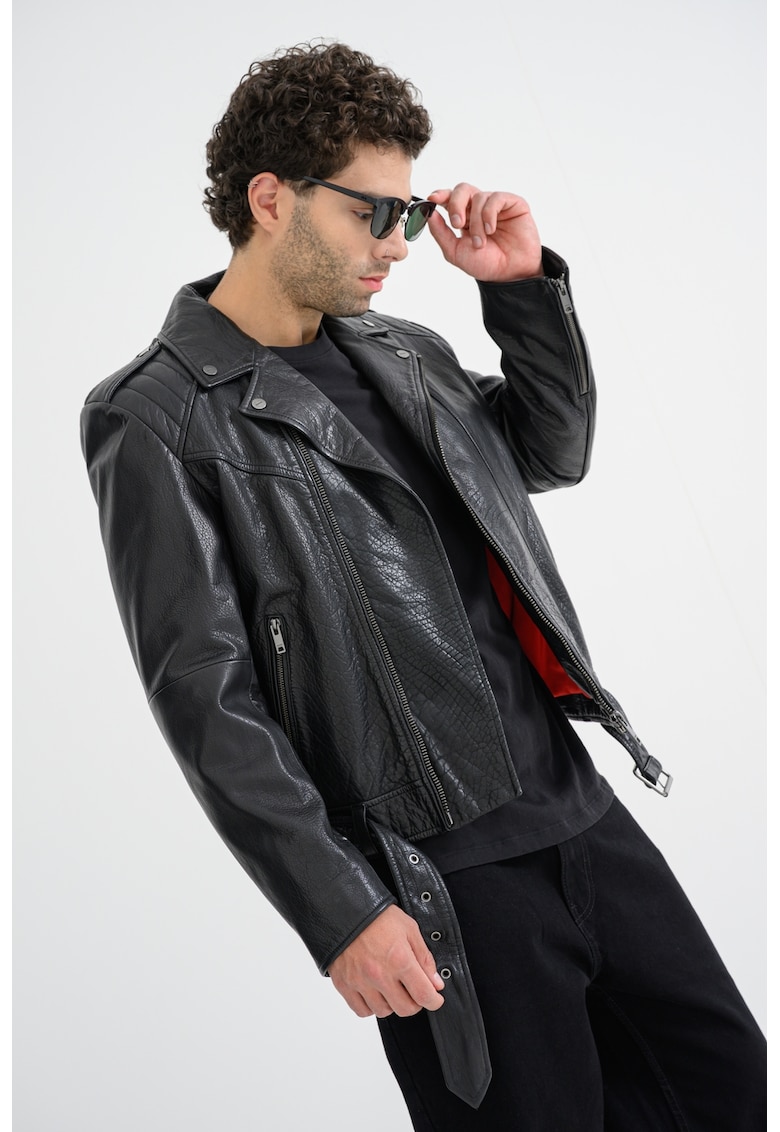 Jacheta de piele cu o curea