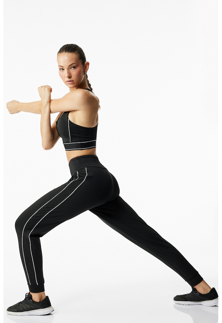 Pantaloni conici de trening cu buzunare laterale