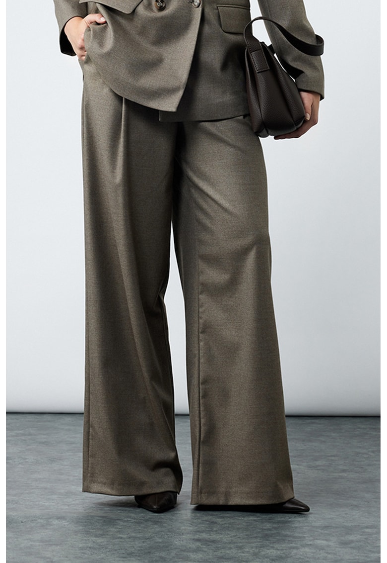 Pantaloni cu croiala ampla si pliuri frontale