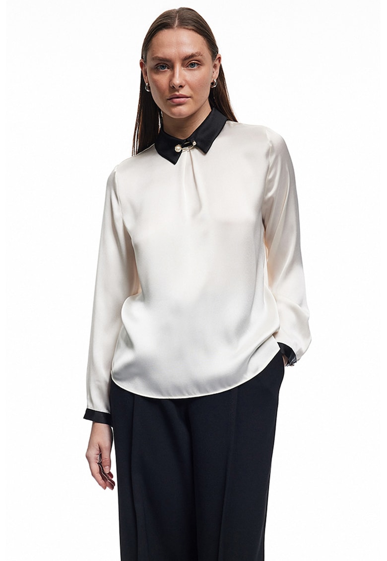 Camasa lejera cu aspect satinat si guler ascutit