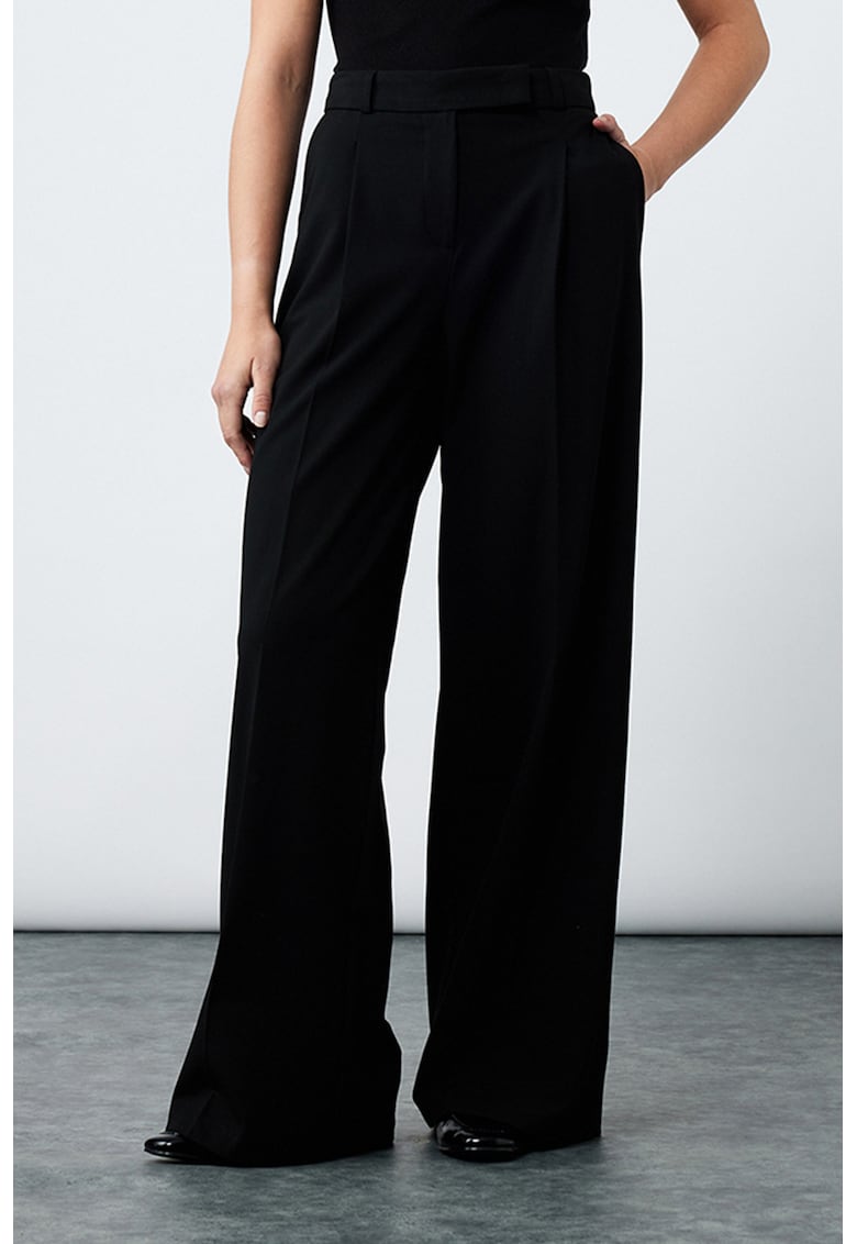 Pantaloni cu croiala ampla si pliuri frontale