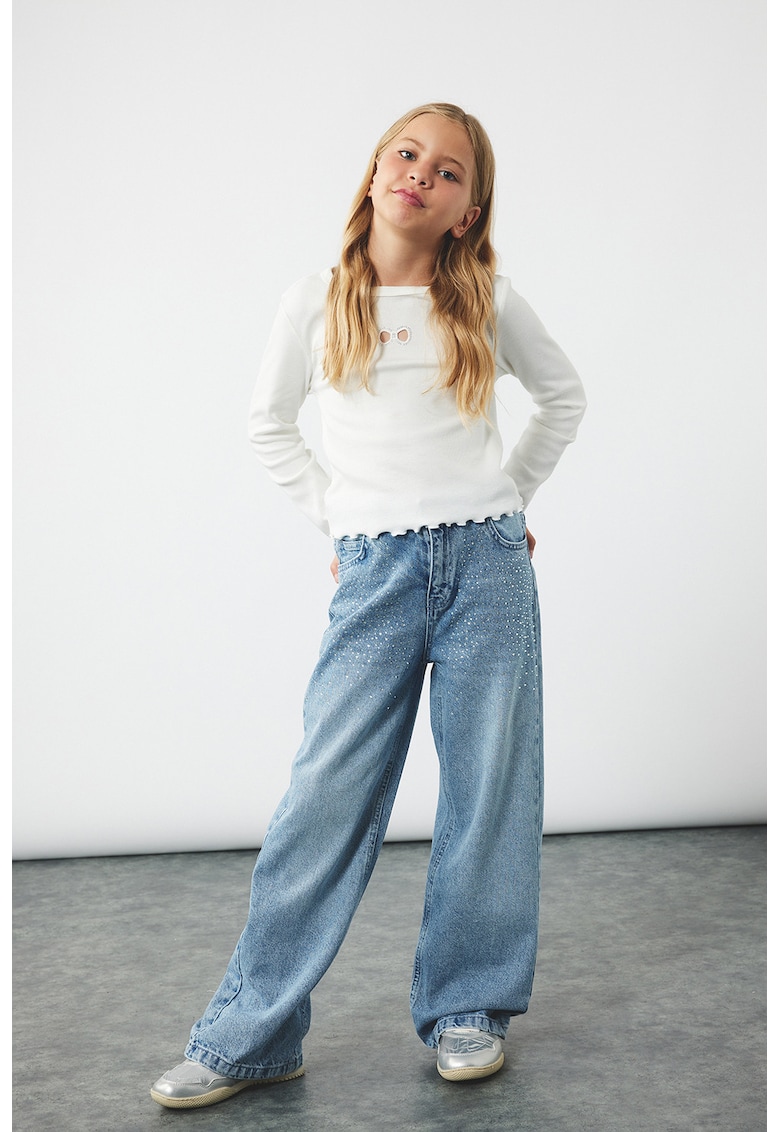 Blugi cu croiala ampla si strasuri