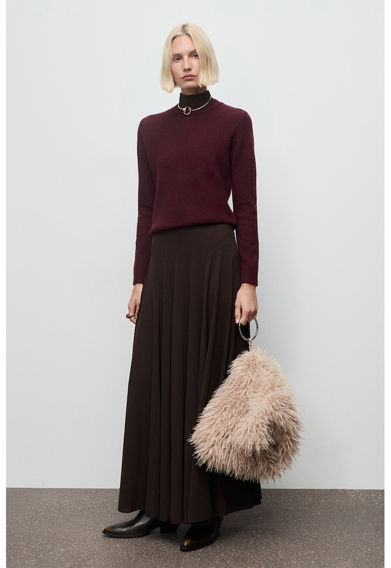 Pulover cu decolteu la baza gatului si terminatii striate