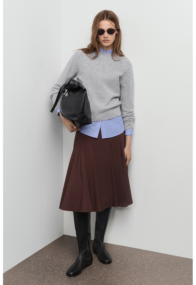 Pulover cu decolteu la baza gatului si terminatii striate