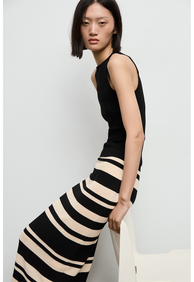 Fusta tricotata cu dungi