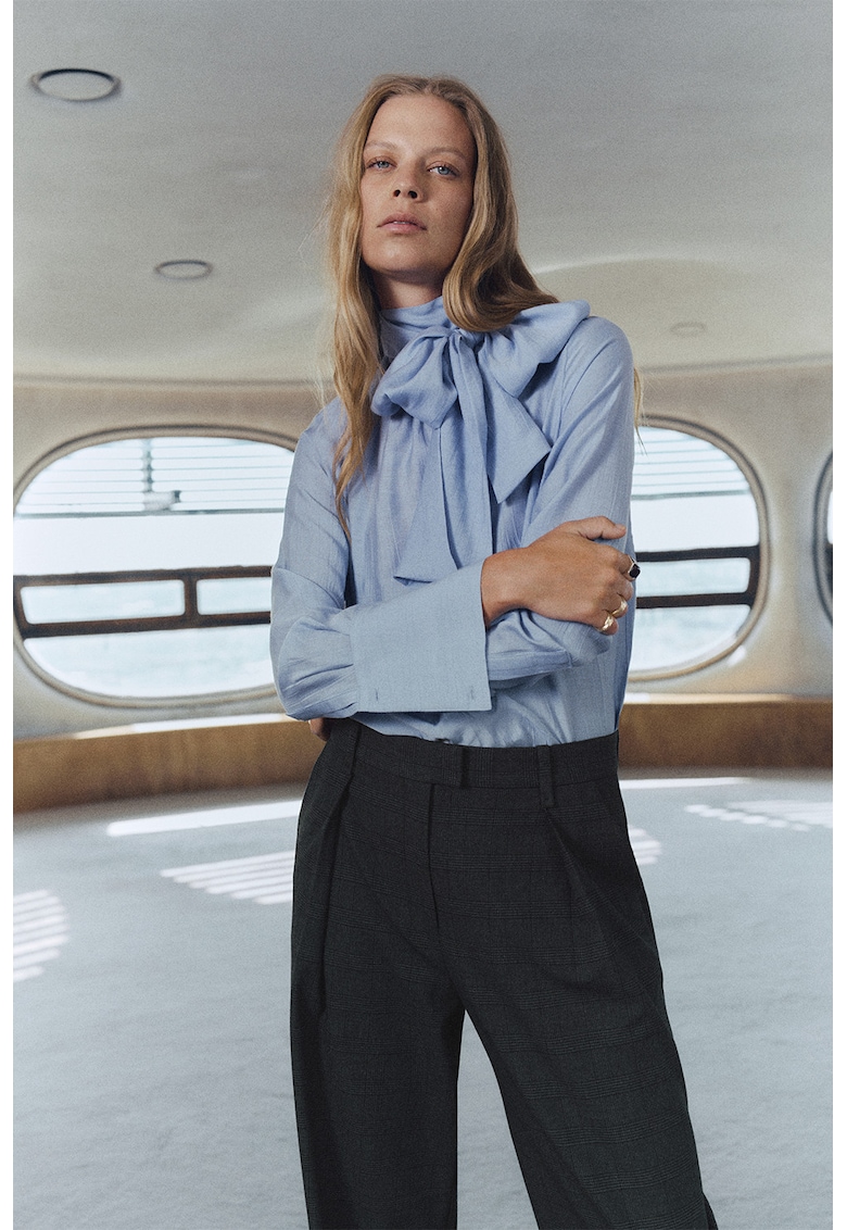 Pantaloni cu croiala ampla si model in carouri