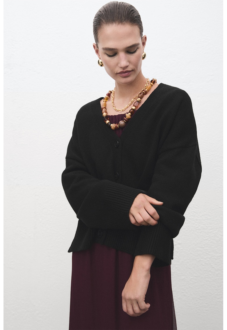 Cardigan cu nasturi si decolteu in V