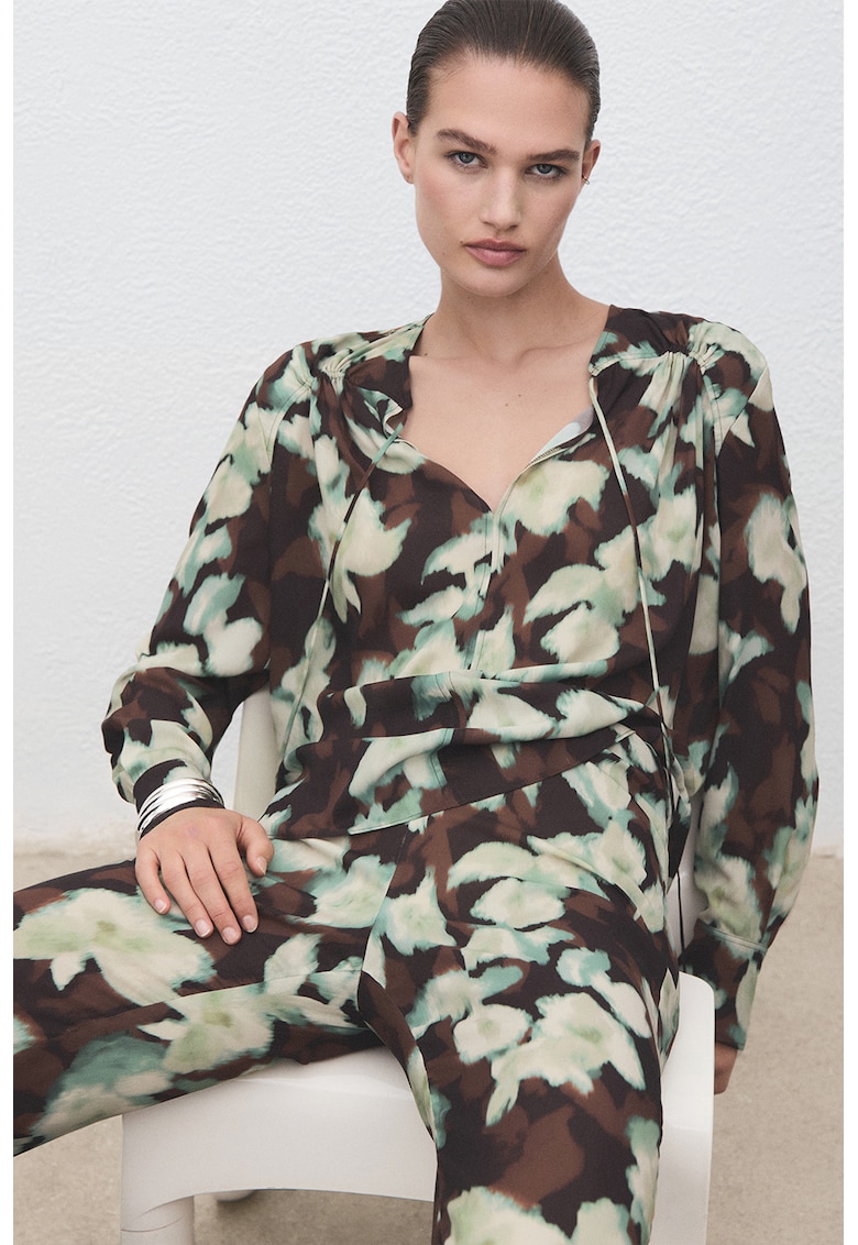 Bluza cu decolteu in V si model floral