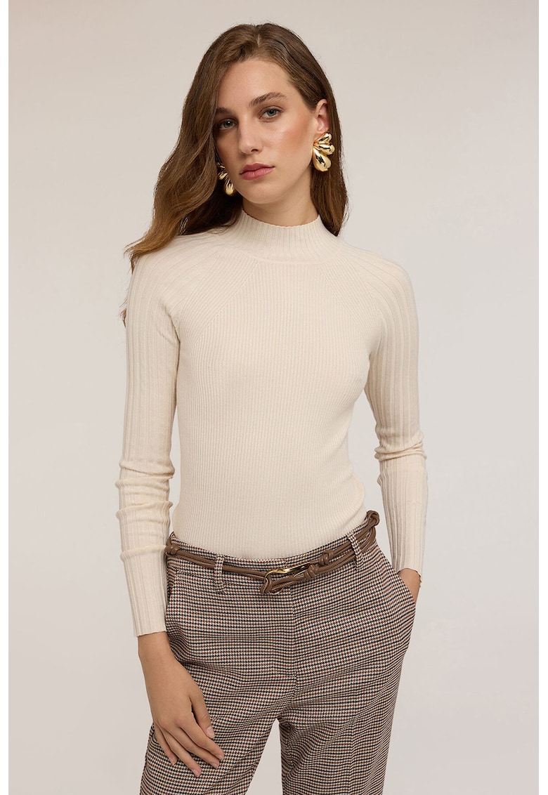 Pulover cambrat cu model uni si guler inalt